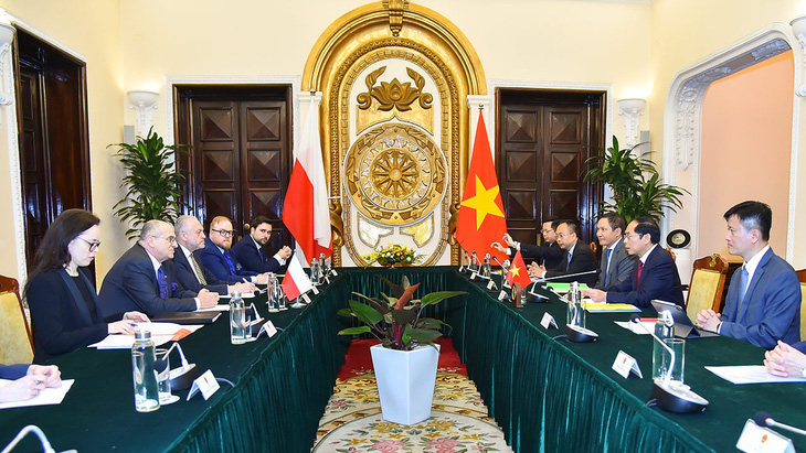 This image shows a meeting between the Polish delegation (L) led by Minister of Foreign Affairs Zbigniew Rau and their Vietnamese counterpart headed by Foreign Minister Bui Thanh Son in Hanoi on March 16, 2023. Photo: Vietnam’s Ministry of Foreign Affairs