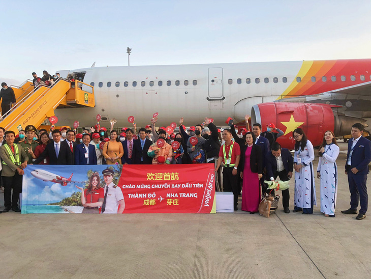 Passengers on a direct flight transporting them from China’s Chengdu to Khanh Hoa Province, south-central Vietnam on January 23, 2023. Photo: Thuc Nghi/ Tuoi Tre