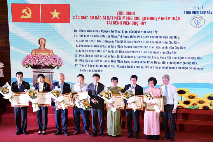Professors, associate professors, and doctors are honored and receive flower bouquets, certificates of merit for their contribution to laying the foundation for kidney transplantation at Cho Ray Hospital in Ho Chi Minh City, March 16, 2023. Photo: Duyen Phan / Tuoi Tre