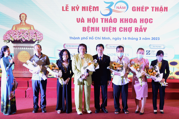 Nguyen Tri Thuc (C), director of Cho Ray Hospital in Ho Chi Minh City, presents flower bouquets to organ donors at the hospital’s 30th kidneyversary on March 16, 2023. Photo: Duyen Phan / Tuoi Tre