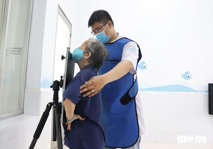A man gets a chest X-ray test, in addition to receiving TB screening and latent TB skin tests at no charge at a TB health screening event in Ho Chi Minh City, March 18, 2023. Photo: Xuan Mai / Tuoi Tre