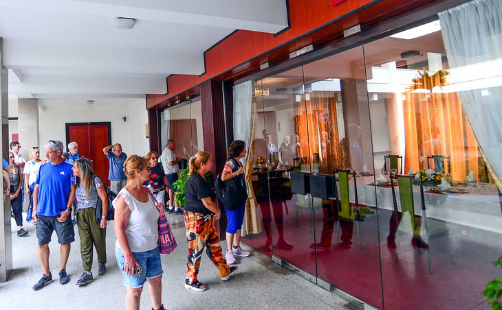 A group of Argentine travelers visit Reunification Palace in downtown Ho Chi Minh City on March 14, 2023. Photo: Quang Dinh / Tuoi Tre