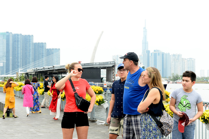 Foreign tourists are seen visiting Bach Dang Wharf in Ho Chi Minh City. Photo: Tu Trung / Tuoi Tre
