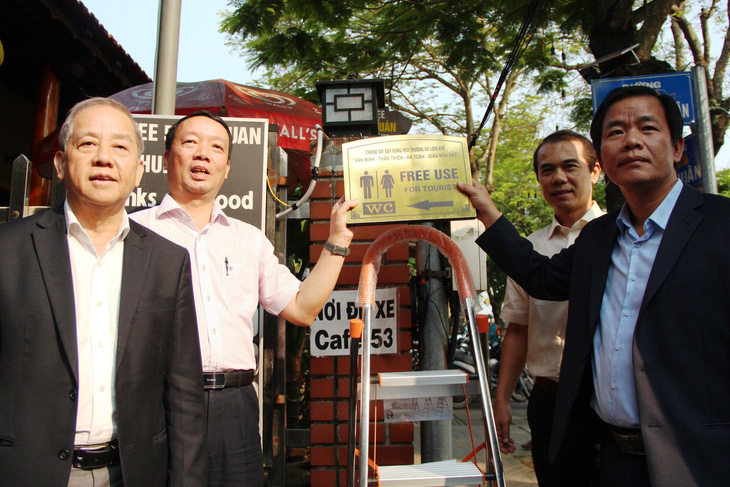 Local authorities install a signboard of 'WC free use for tourist' at a business establishment in Hue City, Thua Thien-Hue Province, Vietnam on March 19, 2023. Photo: Dai Noi / Tuoi Tre