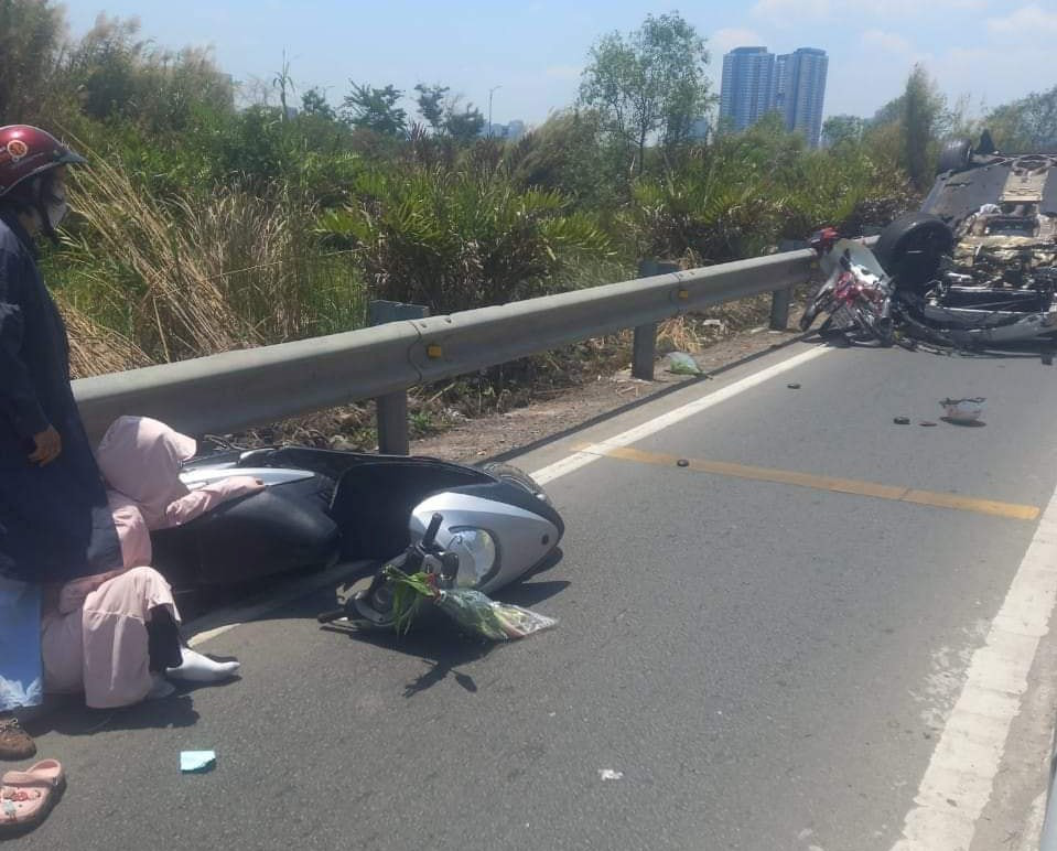 Motorbikes lie on the roadway after being knocked down by a Porsche on the connected road of the Ho Chi Minh City-Long Thanh-Dau Giay Expressway in Thu Duc City, Ho Chi Minh City, March 19, 2023. Photo: Thanh Tu / Tuoi Tre