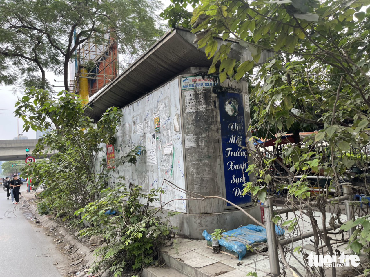 A public toilet is overgrown with wild plants on Nguyen Hoang Street in Nam Tu Liem District, Hanoi. Photo: Pham Tuan / Tuoi Tre