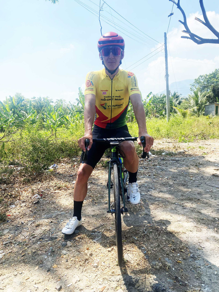 A picture shows Igor Frolov, who won the yellow jersey in the 2022 cycle race, practicing cycling in Da Lat City. Photo: M.Q/ Tuoi Tre