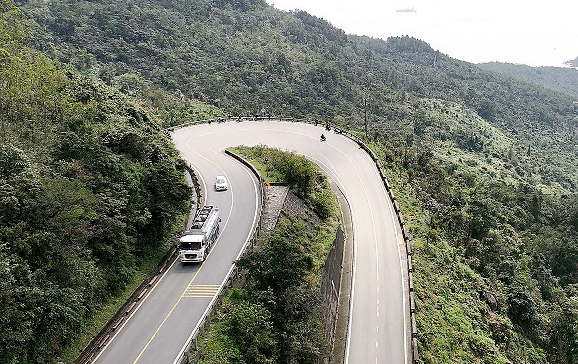 A bird’s-eye view of a dangerous bend where reckless riders often show off their riding skills on Hai Van Mountain Pass in central Vietnam. Photo: T. Tri / Tuoi Tre
