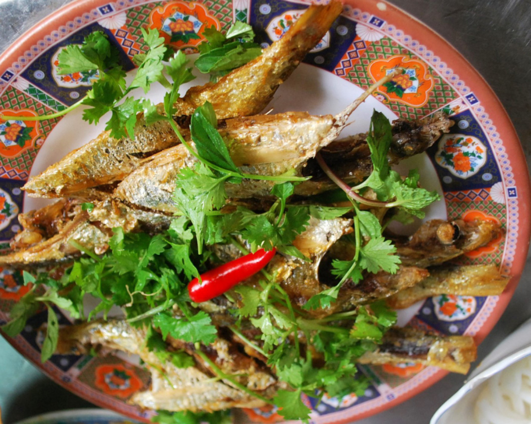 Deep-fried sardines. Photo: Hoa Vang / Tuoi Tre