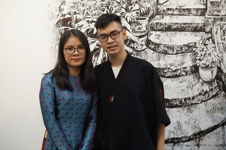 Nam Long and his mother pose for a photo at the exhibition in March 2023. Photo: Thien Dieu / Tuoi Tre