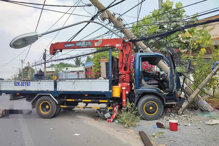 Truck-bikes crash kills two, causes massive blackout in southern Vietnam