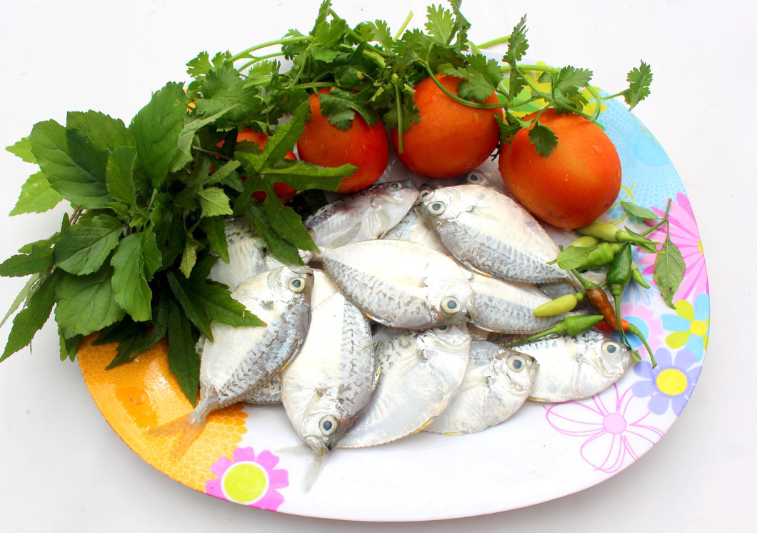 Main ingredients for cooking sweet and sour ponyfish soup with tomatoes. Photo: Hoa Vang / Tuoi Tre
