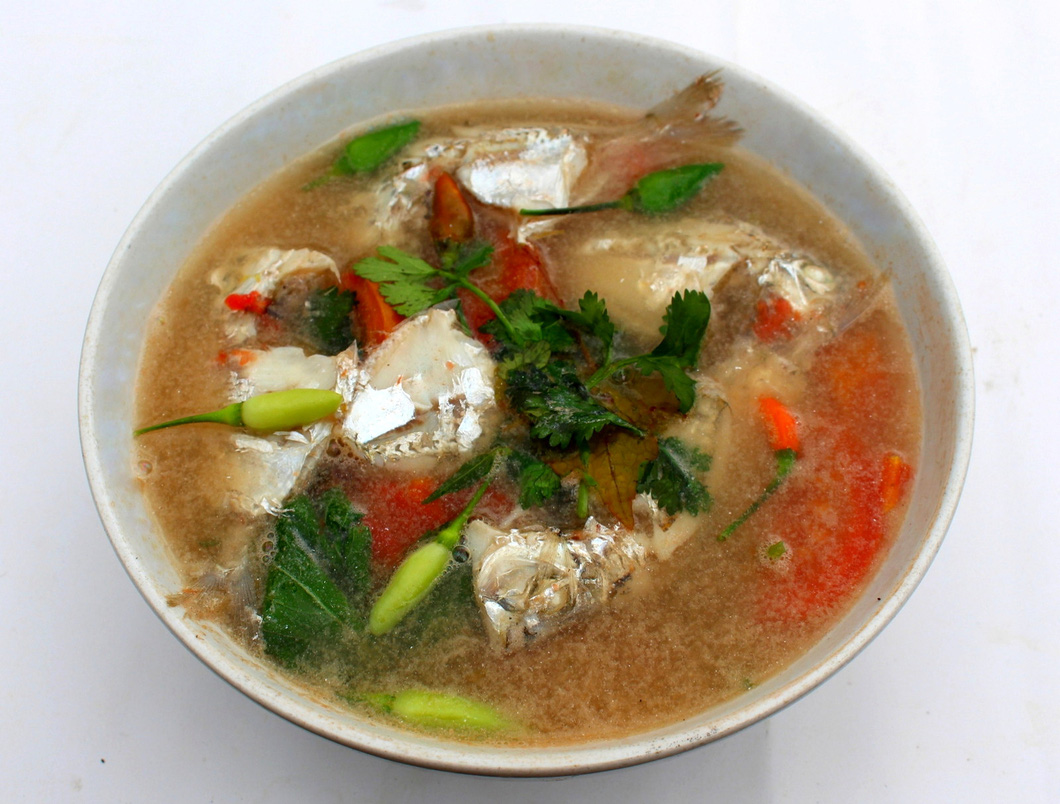 A bowl of sweet and sour ponyfish soup with tomatoes. Photo: Hoa Vang / Tuoi Tre