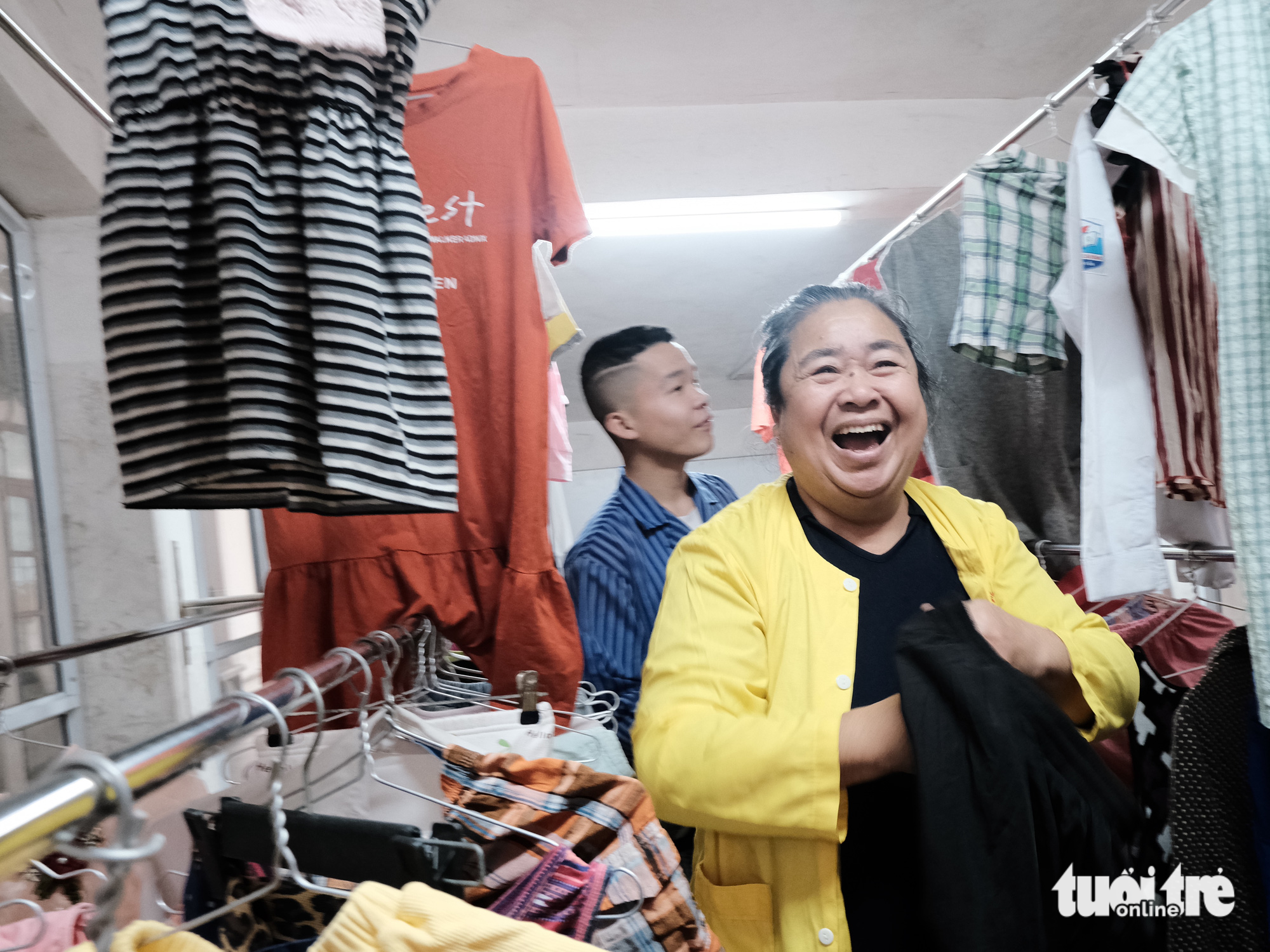 Bui Thi Nu, a caretaker, is happy to choose clothes for her husband at the “zero-dong shop”. Photo: Ha Thanh / Tuoi Tre