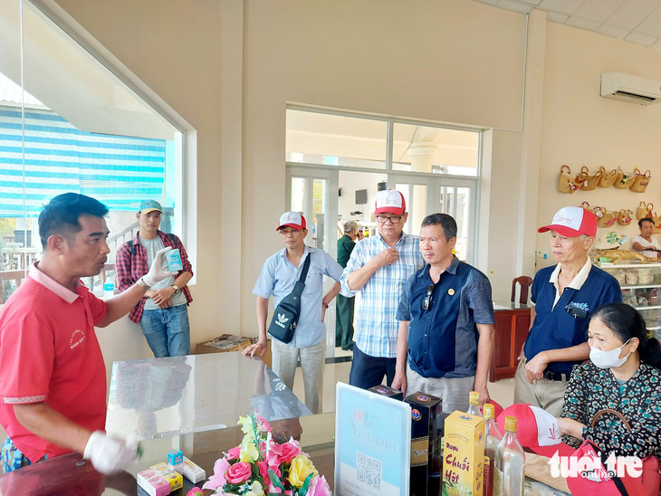 Tourists visit Dong Tam 2 Snake Farm to learn about snakes. Photo: Chi Cong/ Tuoi Tre