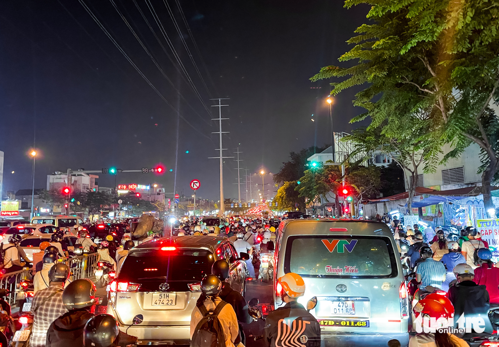 A traffic jam at the intersection of Phan Van Tri and Pham Van Dong Streets in Ho Chi Minh City. Photo: Thu Dung / Tuoi Tre