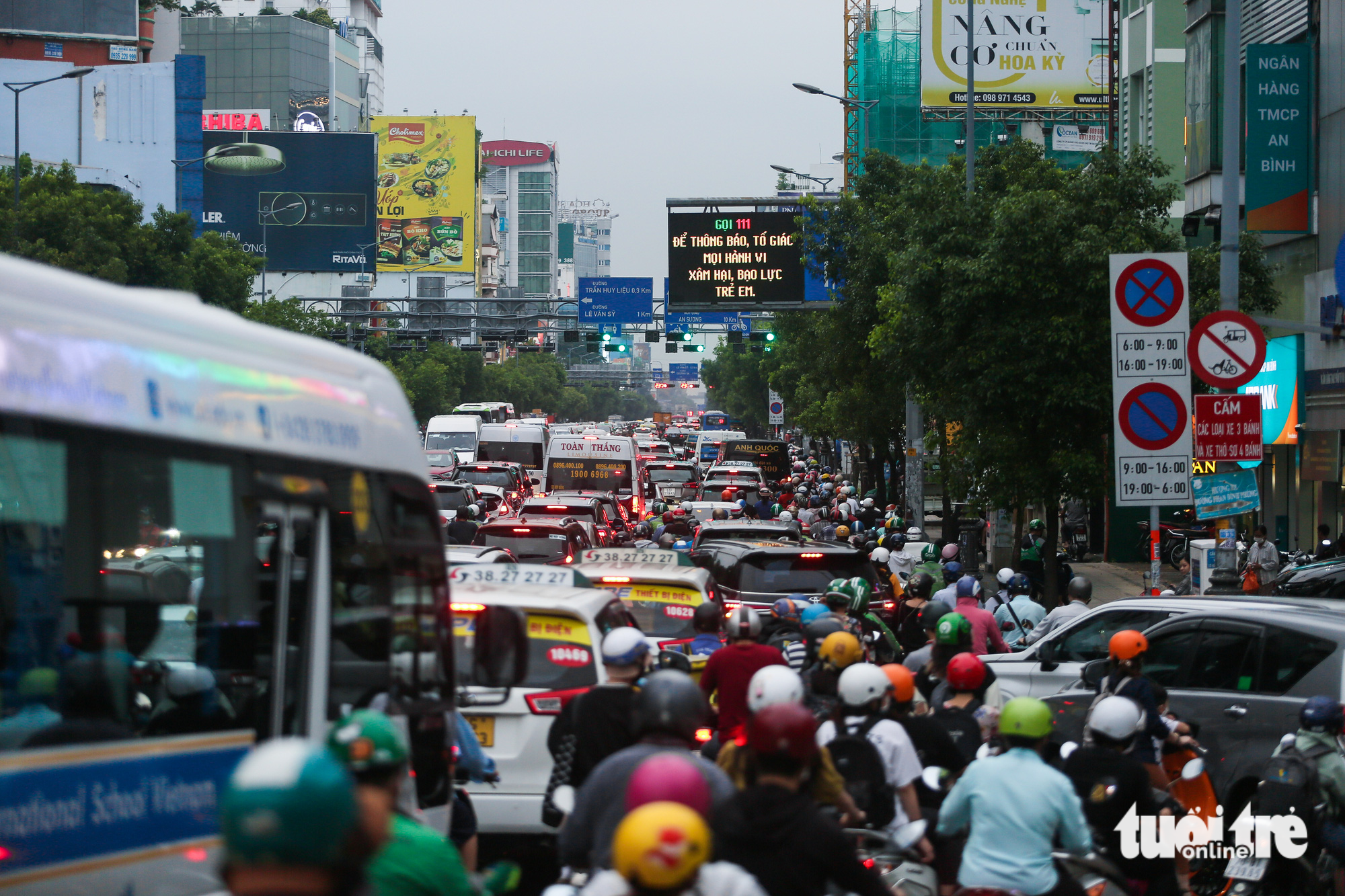 Congestion occurs on a route leading to Tan Son Nhat airport in Ho Chi Minh City. Photo: Chau Tuan / Tuoi Tre
