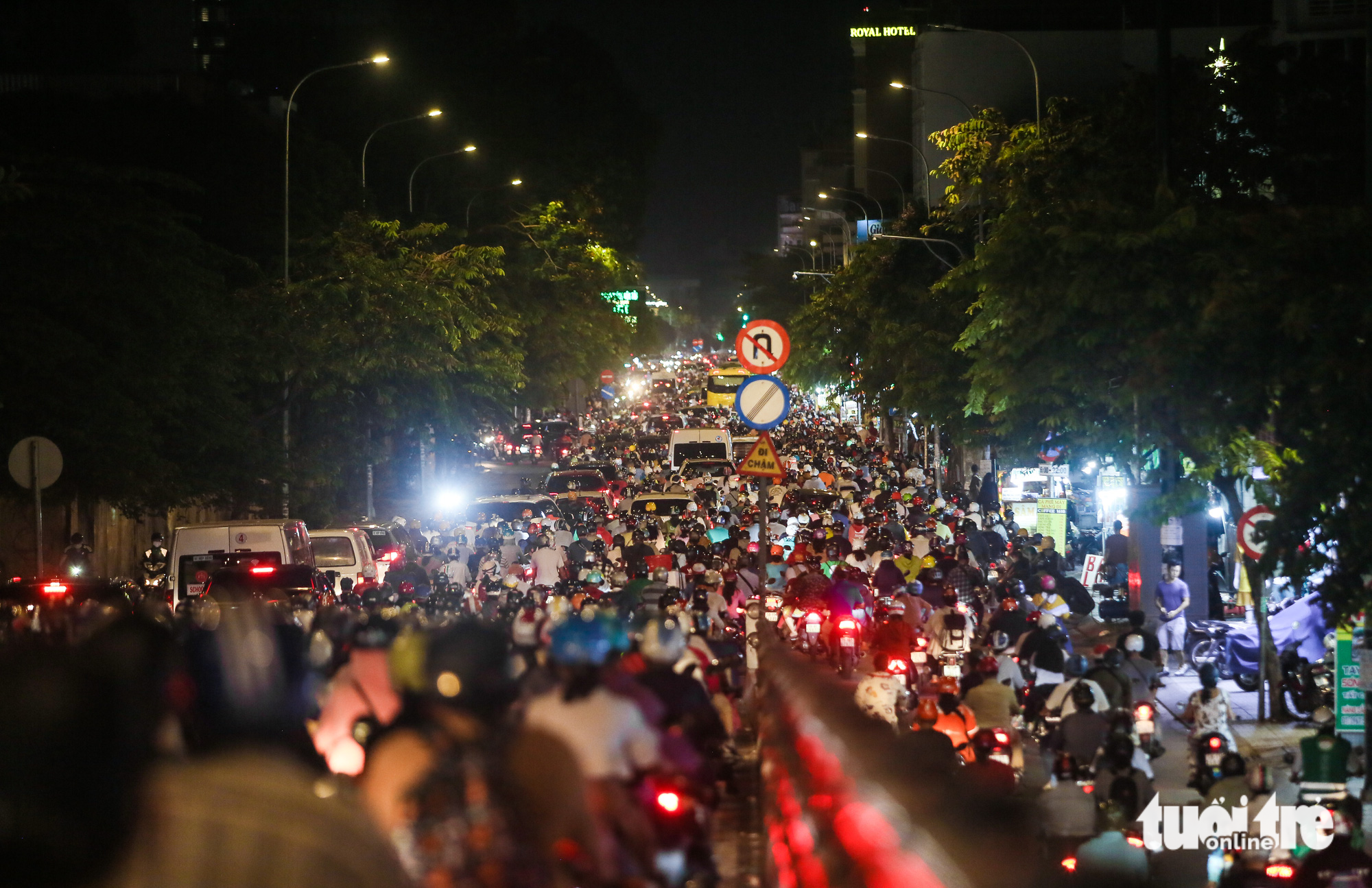 Congestion often occurs at the intersection of Nguyen Thai Son and Pham Ngu Lao Streets in Go Vap District, Ho Chi Minh City. Photo: Chau Tuan / Tuoi Tre