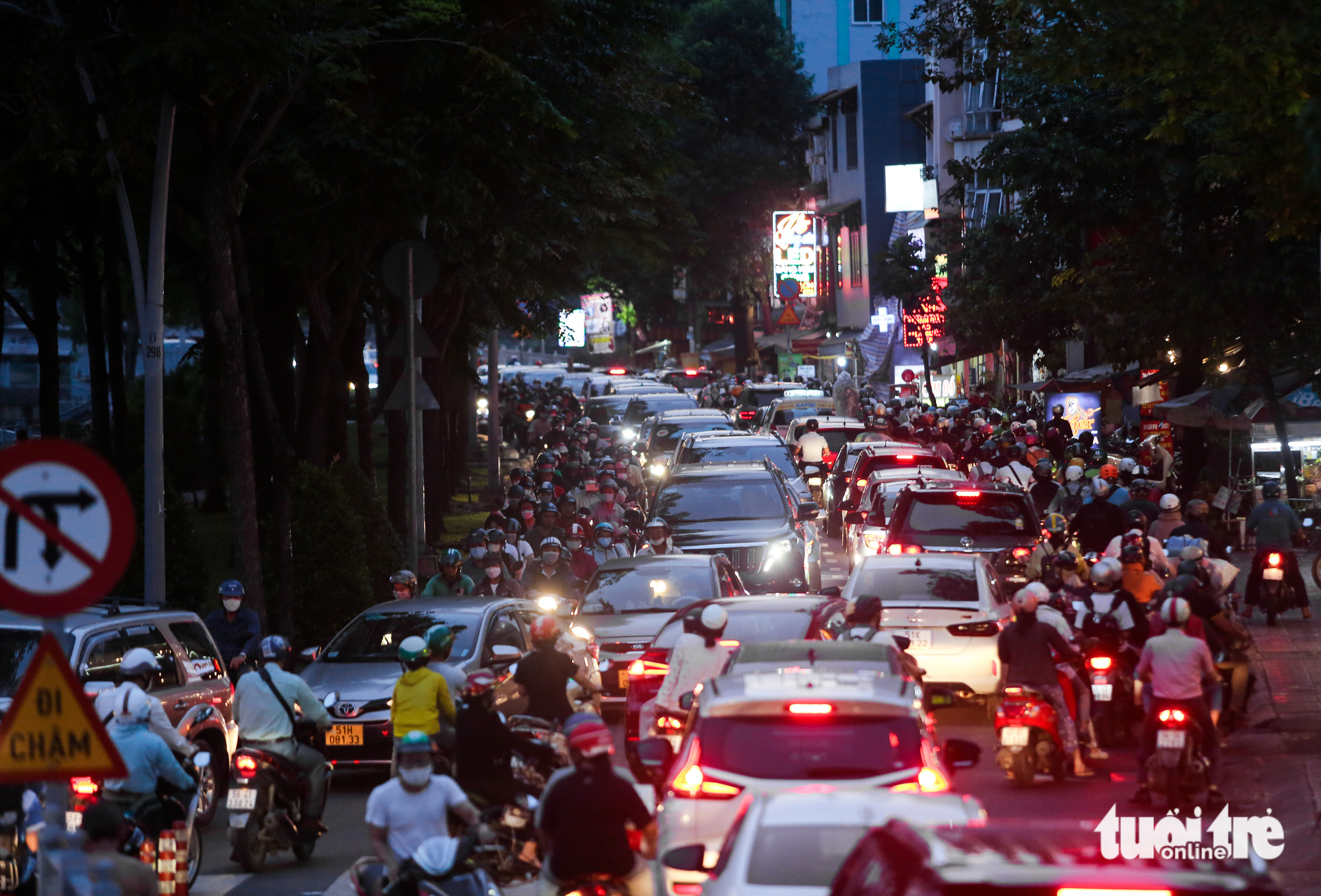 A traffic jam on Truong Sa Street in Ho Chi Minh City. Photo: Chau Tuan / Tuoi Tre