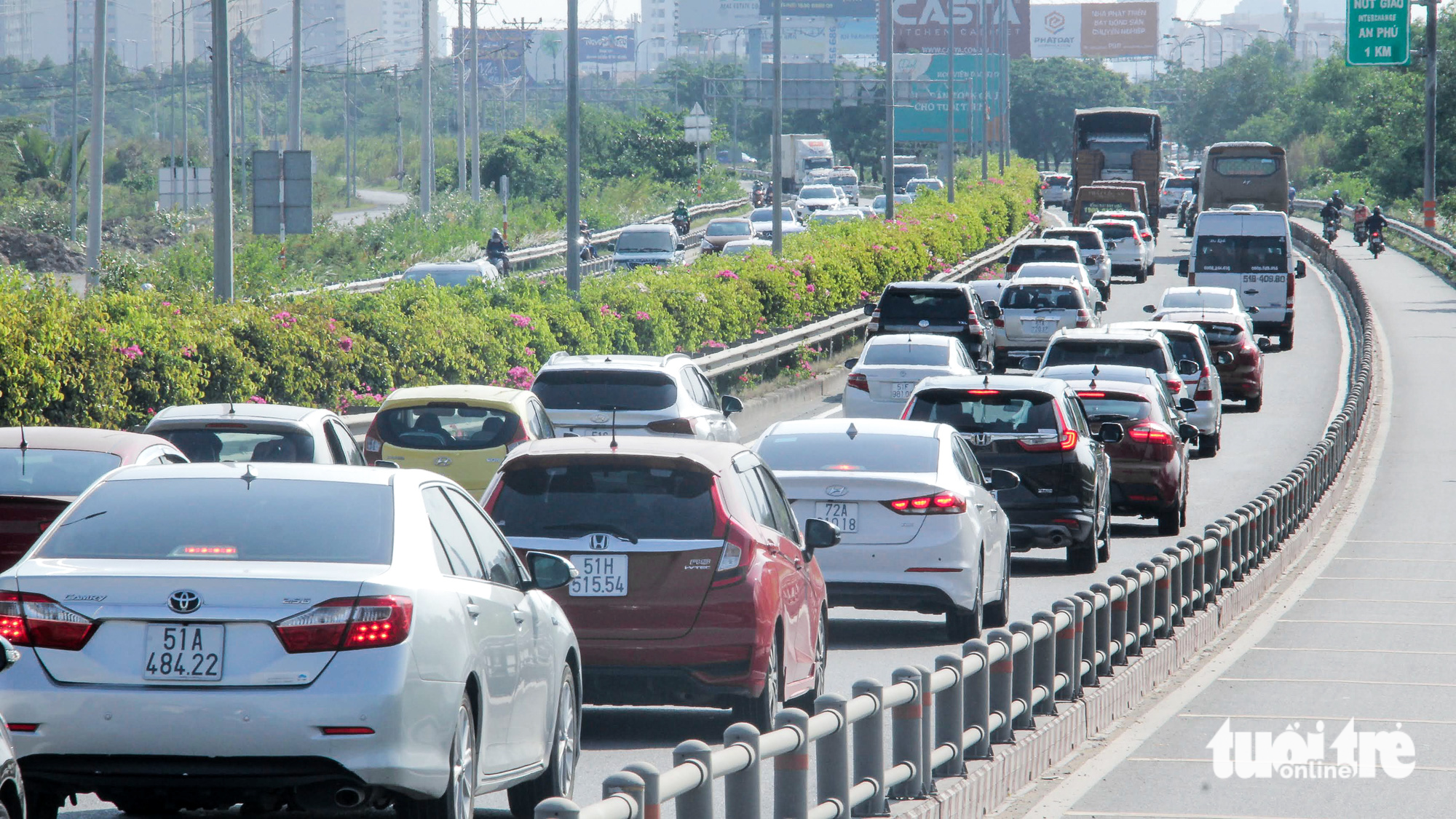 Congestion occurs along the Ho Chi Minh City - Long Thanh - Dau Giay Expressway. Photo: Thu Dung / Tuoi Tre