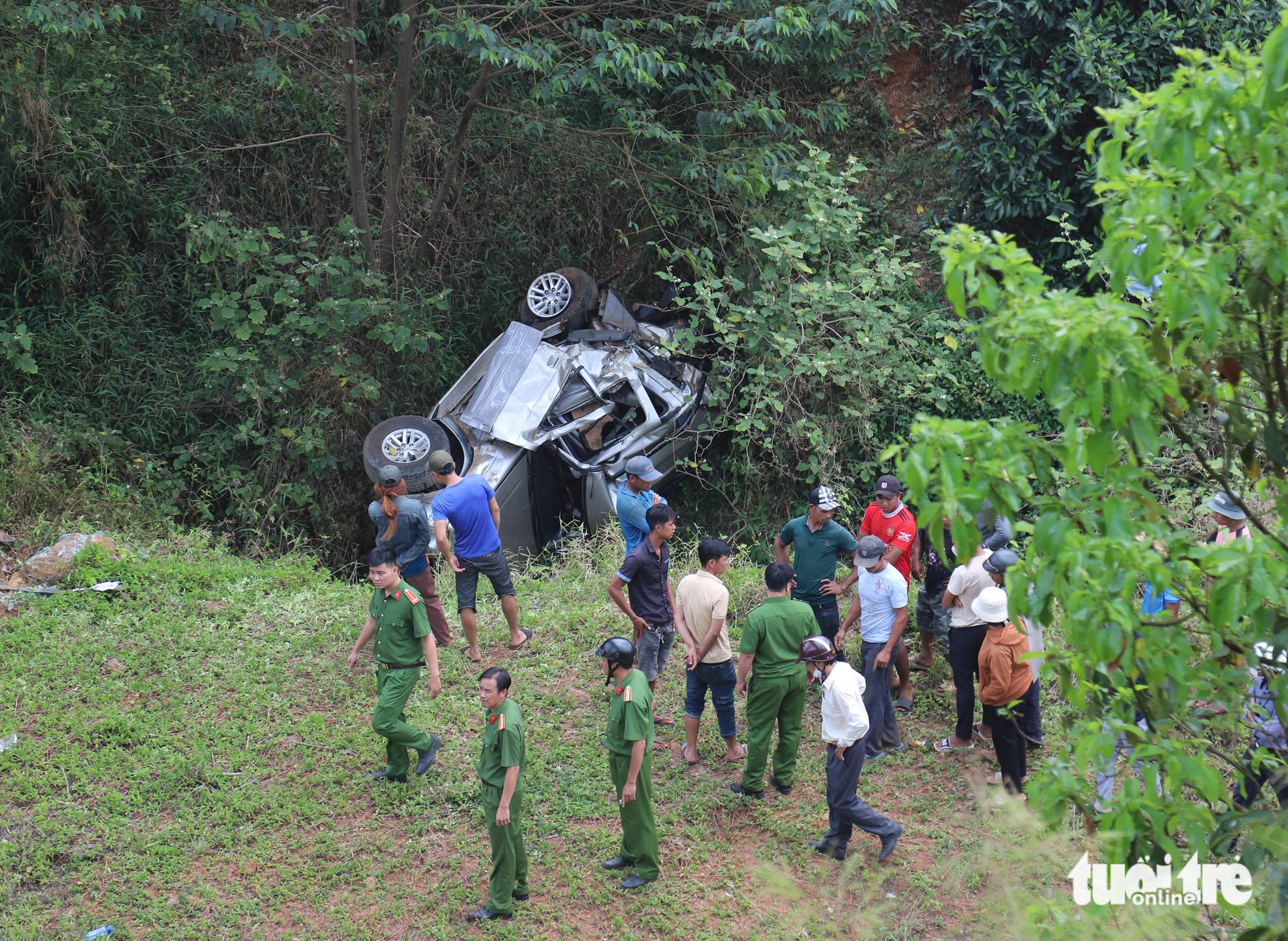 2 dead after car falls from bridge in Vietnam’s Central Highlands