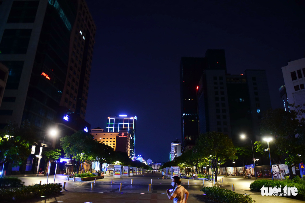 Many buildings on the Nguyen Hue Pedestrian Street in downtown Ho Chi Minh turn off lights during the 2020 Earth Hour. Photo: Quang Dinh/ Tuoi Tre