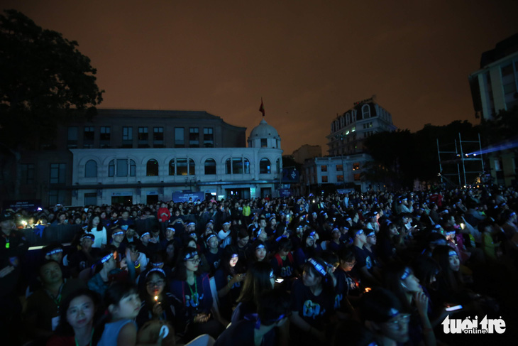 Young people in Hanoi City show support for the 2019 Earth Hour campaign. Photo: Nam Tran/ Tuoi Tre