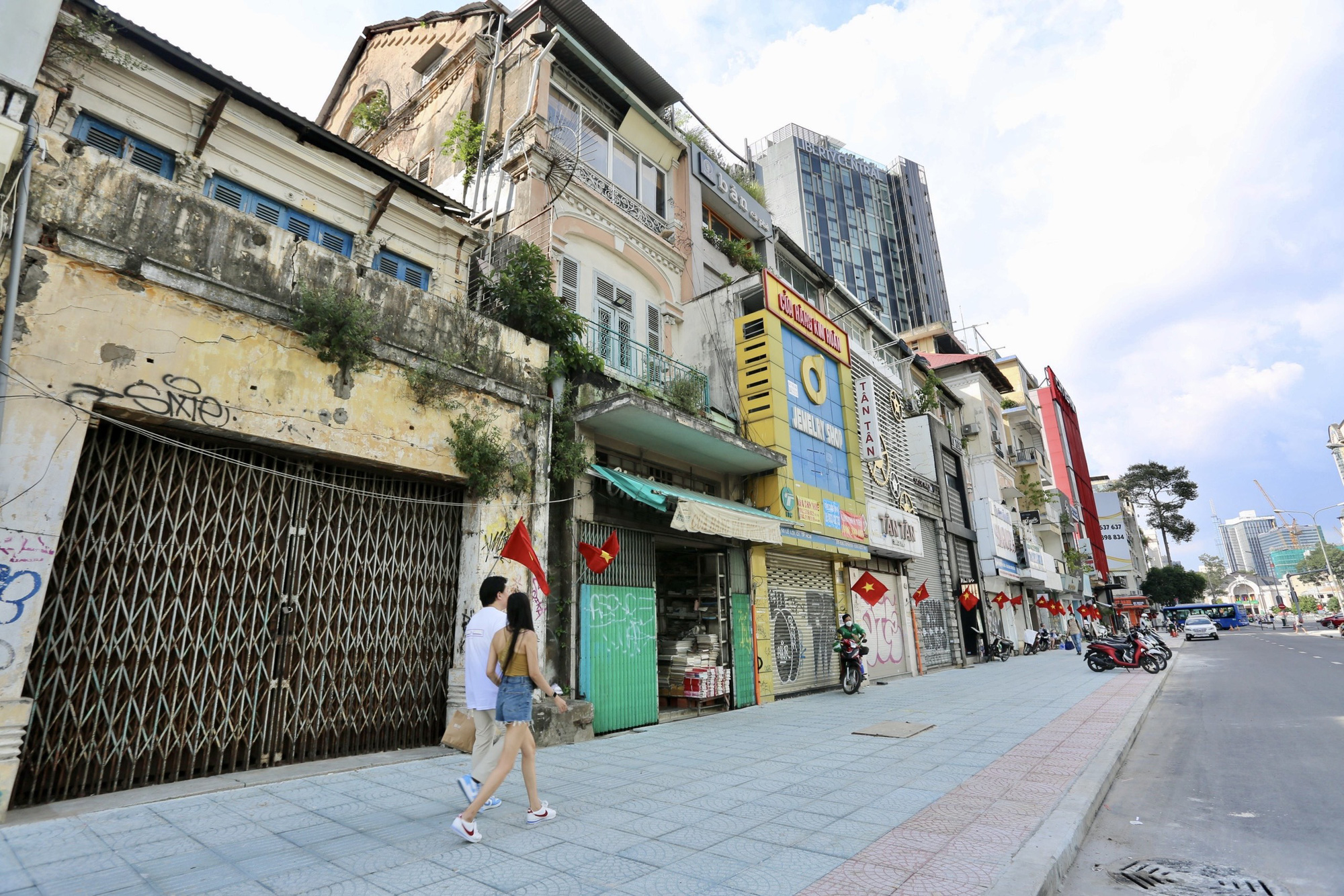 Sidewalk roofing proposed for downtown boulevard in Ho Chi Minh City
