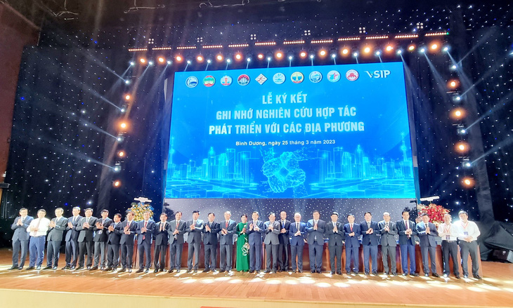 Leaders of Binh Duong Province and nine other provinces and Singaporean partners sign memoranda of understanding to develop more VSIPs in Vietnam. Photo: Ba Son / Tuoi Tre