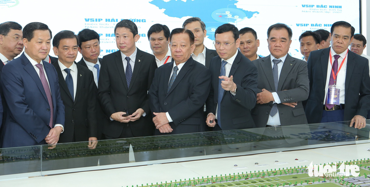 Vietnamese Deputy Prime Minister Le Minh Khai (first row, L) and delegates listen to an introduction of the first VSIP in Thuan An City, Binh Duong Province on March 25, 2023. Photo: Q.T. / Tuoi Tre