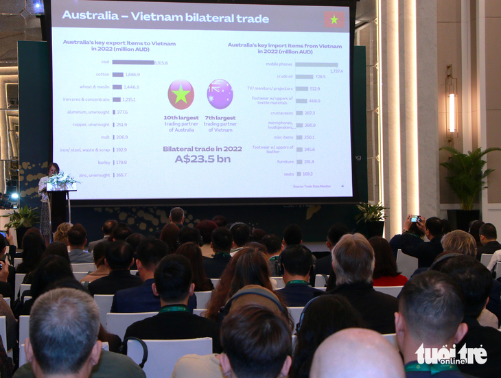 An Austrade representative presents the performance of the Vietnam-Australia partnership in 2022. Photo: Duy Linh/ Tuoi Tre