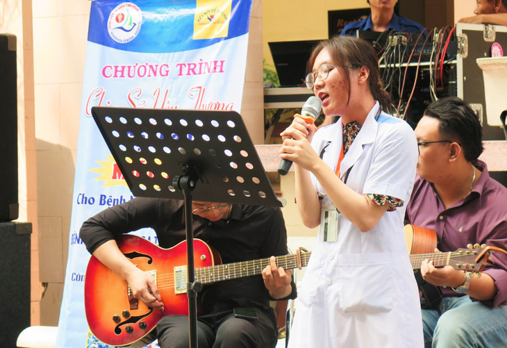 A medical worker sings a song as a way to relax after hard working days and to spread positivity to her patients. Photo: Hoai Bao/ Tuoi Tre