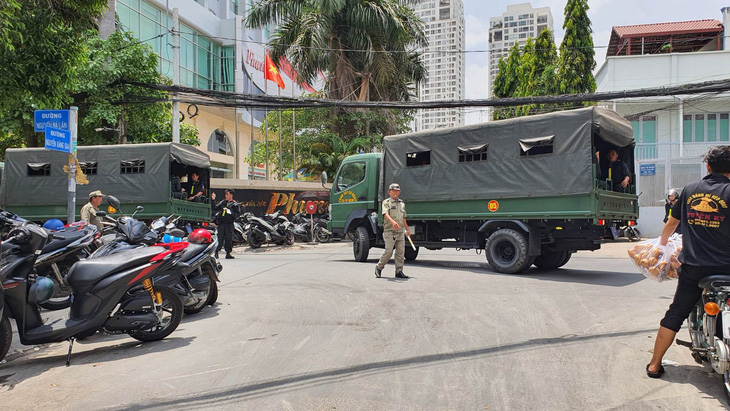 A photo of police cars that transported police officers to Linh Tay Tower for a search. Photo: Hao Dang/ Tuoi Tre