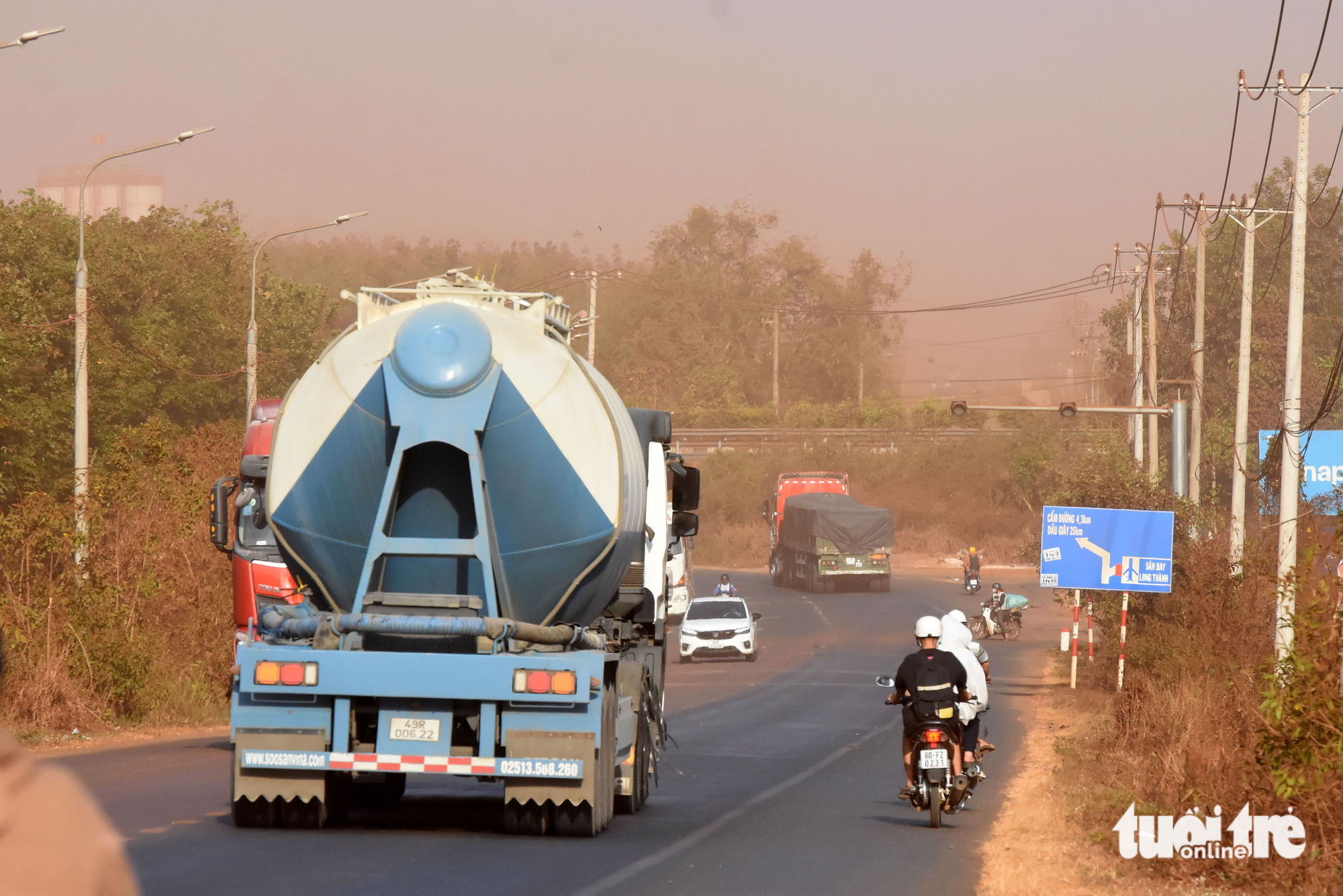 Vehicles travel on Provincial Road 769 through a thick layer of dust from the construction site of the Long Thanh International Airport project in Dong Nai Province, southern Vietnam, March 28, 2023. Photo: A Loc / Tuoi Tre