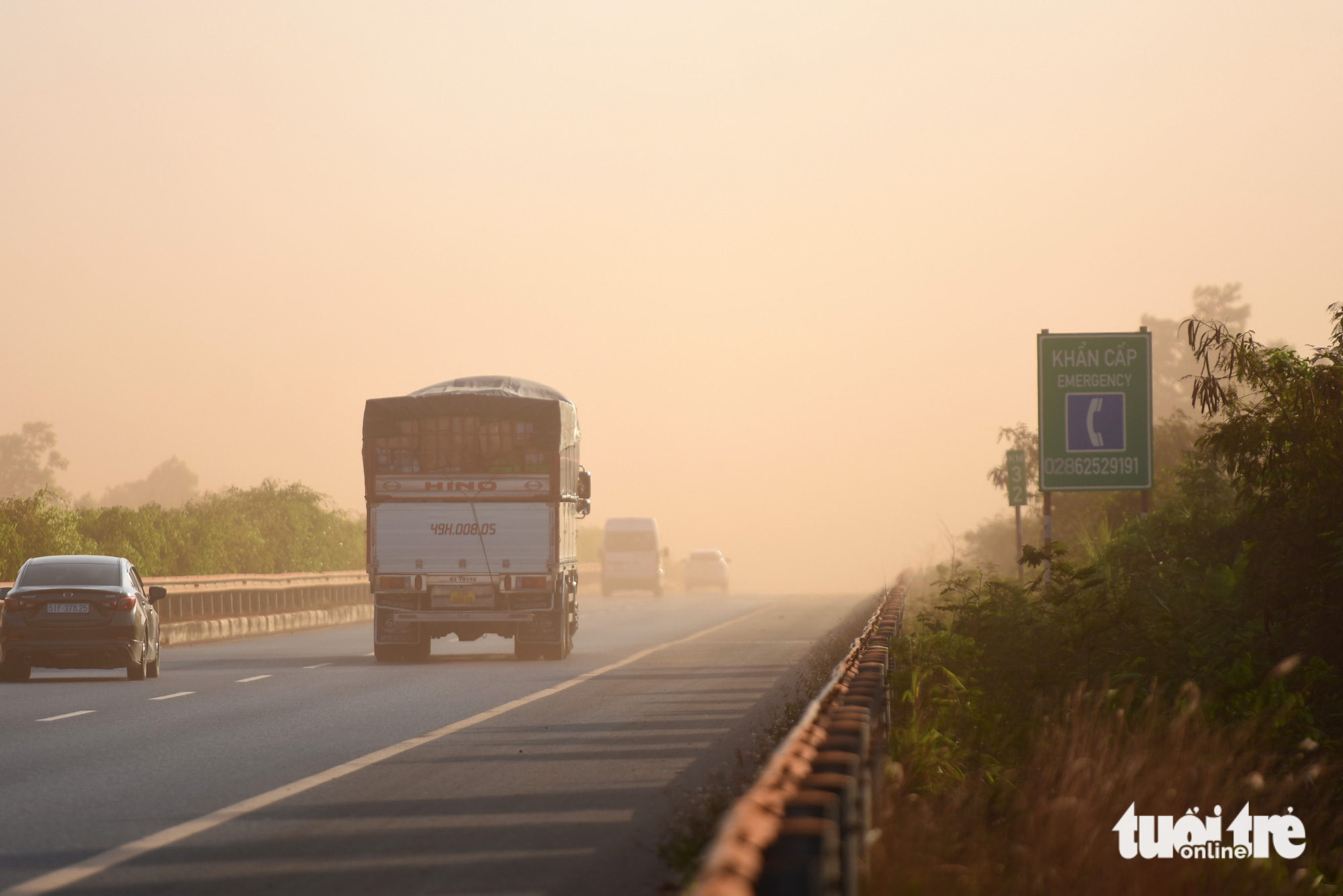 Vehicles travel on the Ho Chi Minh City-Long Thanh-Dau Giay Expressway through a thick layer of dust from the construction site of the Long Thanh International Airport project in Dong Nai Province, southern Vietnam, March 28, 2023. Photo: A Loc / Tuoi Tre