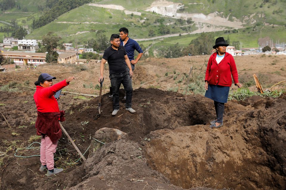 People dig amid debris as they look for relatives, following a landslide, in Alausi, Ecuador March 28, 2023. Photo: Reuters