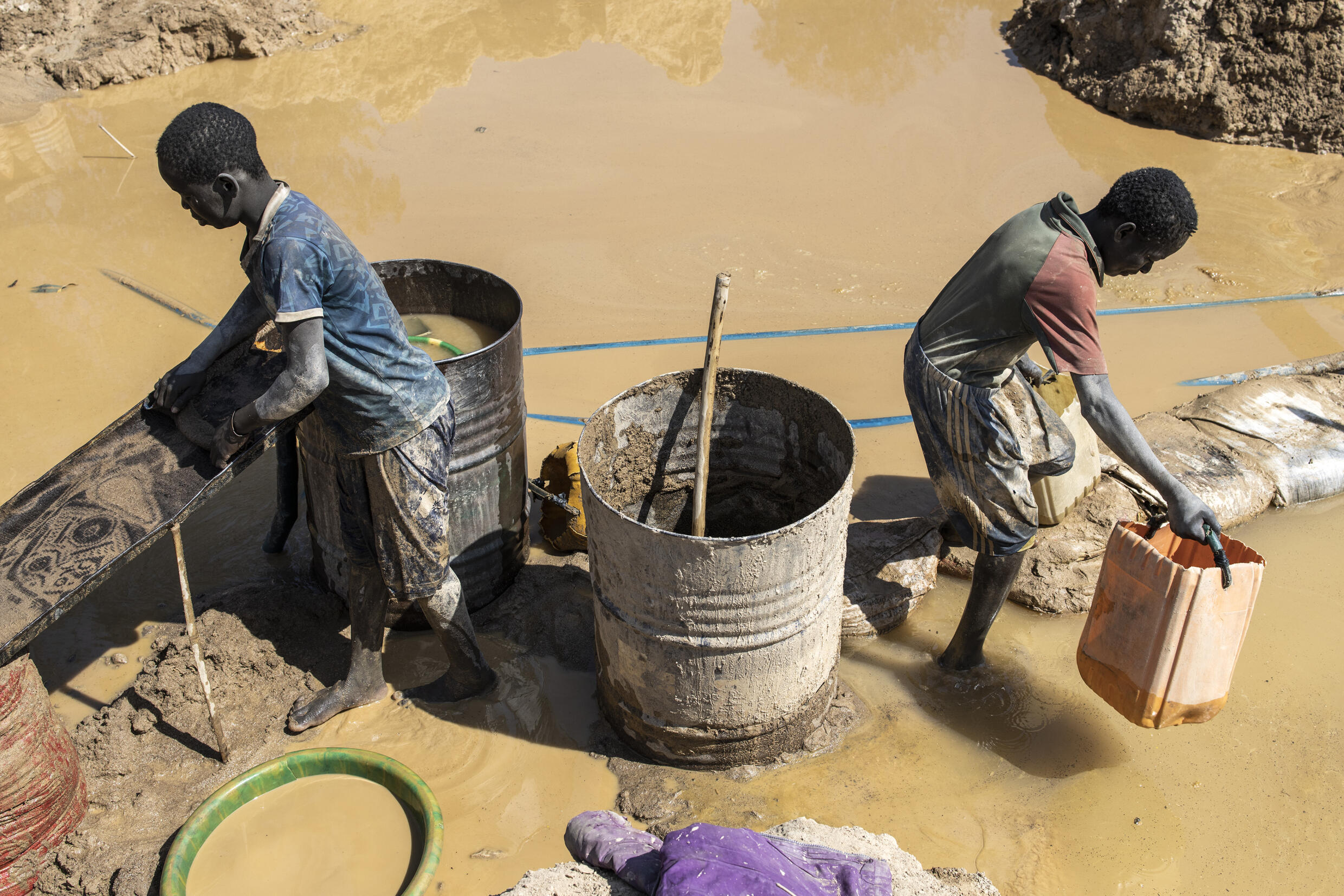 Young artisanal gold miners pan for gold at the Bantakokouta gold mine on February 2, 2023. Photo: AFP