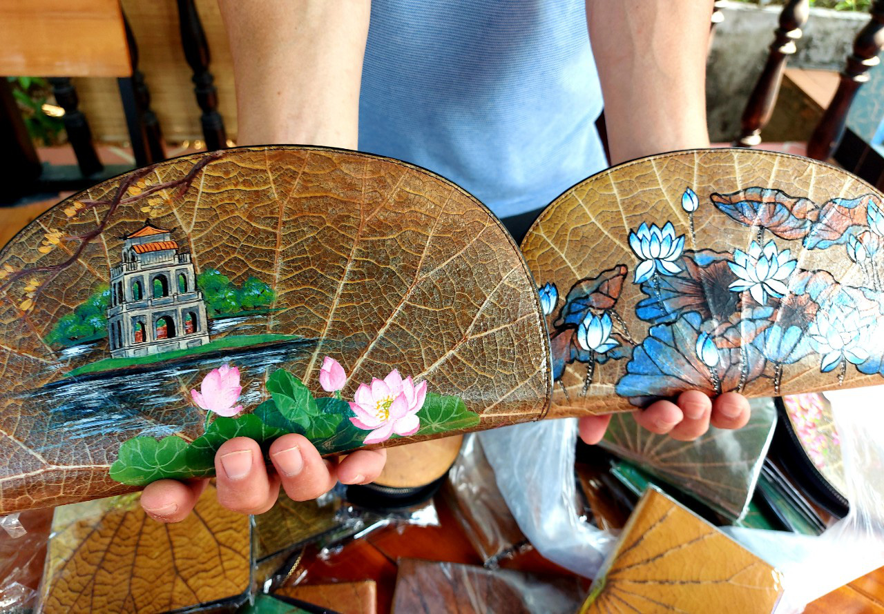 Thai’s lotus leaf wallets and purses feature fabric-like durability. Photo: Chi Cong/ Tuoi Tre