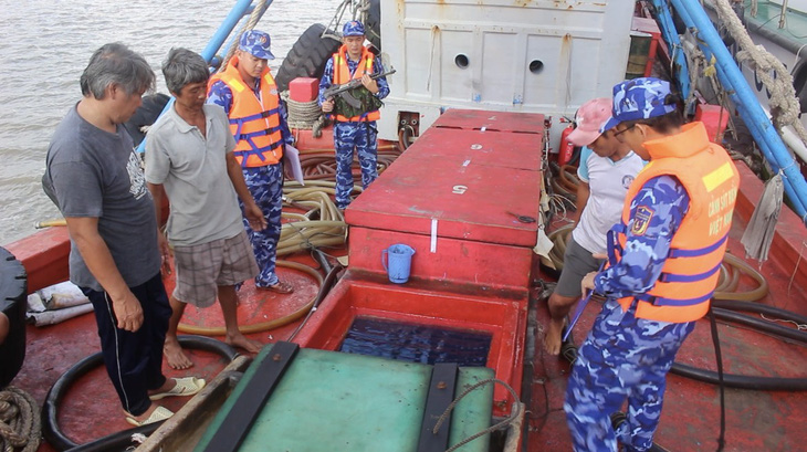 Fishing ship seized for illegally carrying 100,000 liters of diesel oil off southern Vietnam