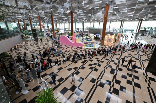 Passengers queue at the departure hall of Changi Airport Terminal 3 in Singapore March 31, 2023. Photo: Reuters
