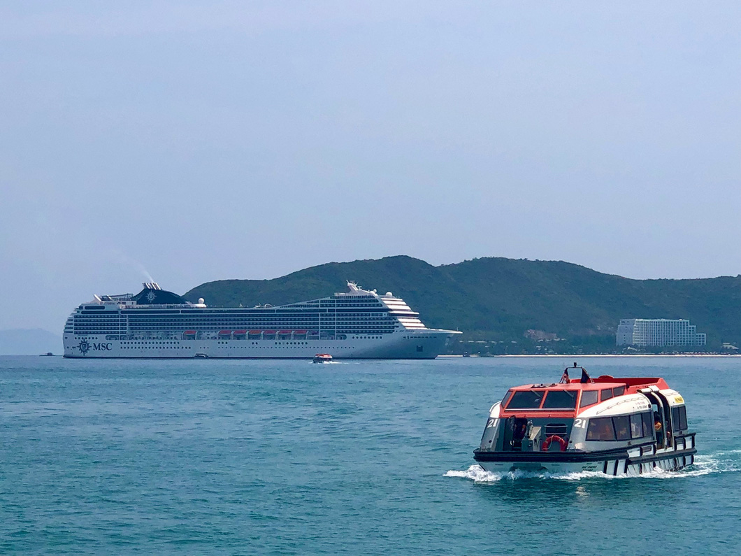 Due to its huge size, the MSC Poeisa cruise ship had to dock at the Nha Trang Bay, instead of the Nha Trang seaport, while cruise guests were taken to the seaport on small boats. Photo: Thuc Nghi / Tuoi Tre