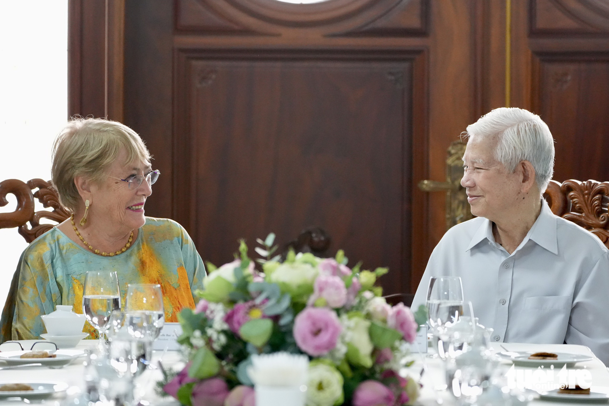 Former Vietnamese State President Nguyen Minh Triet talks with Michelle Bachelet. Photo: Huu Hanh / Tuoi Tre