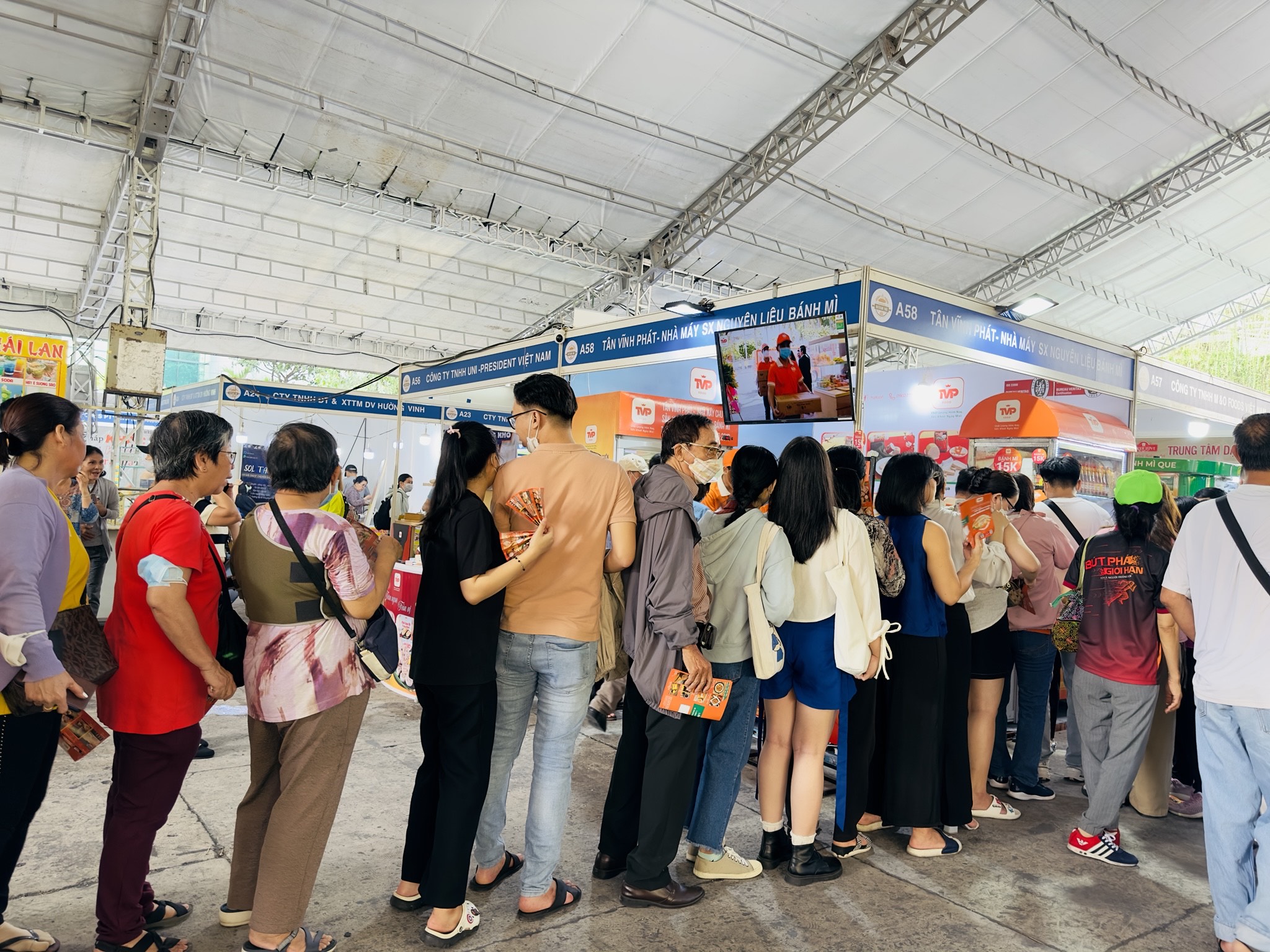Revelers line up to buy banh mi at a booth. Photo: Tieu Bac / Tuoi Tre News
