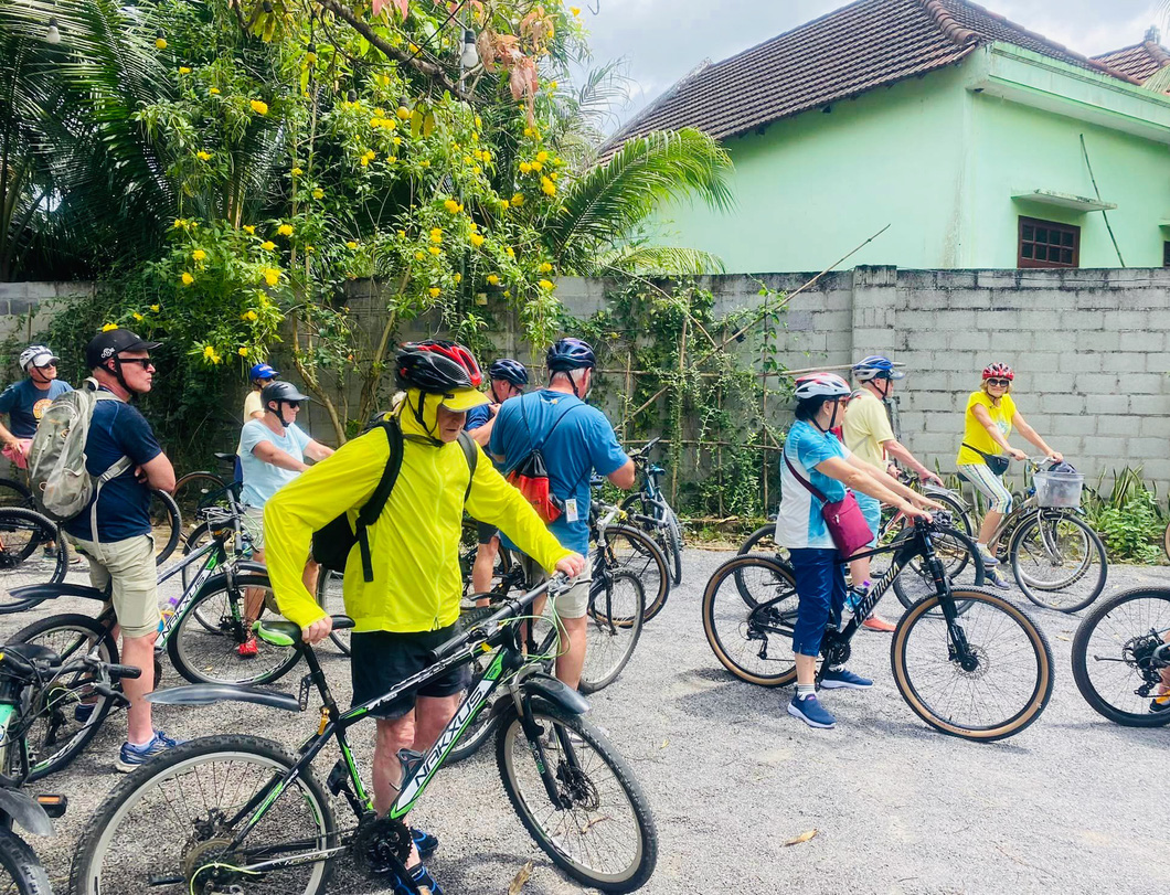 International cruise guests join a bike tour to explore the countryside in Khanh Hoa Province, central Vietnam. Photo: Thuc Nghi / Tuoi Tre