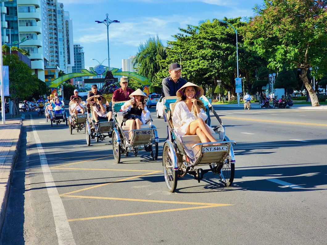 International cruise visitors take a xich lo (pedicab) tour in Nha Trang City, Khanh Hoa Province, central Vietnam on March 24, 2023. Photo: Thuc Nghi / Tuoi Tre