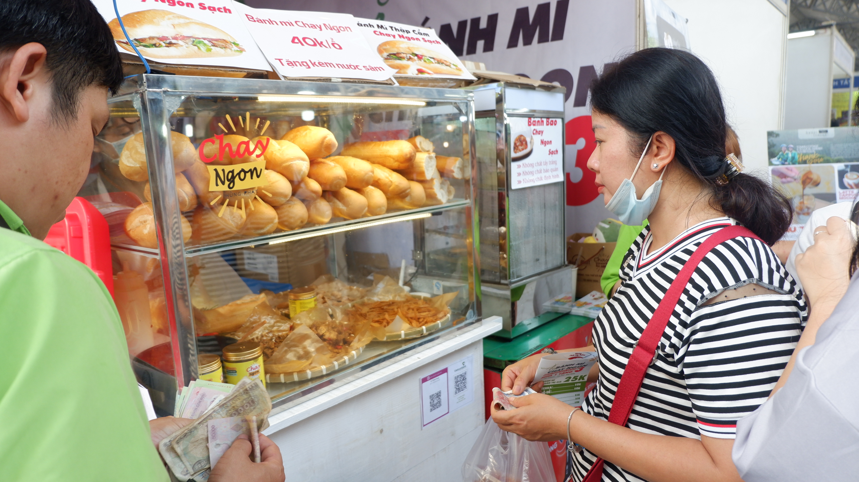 A visitor buys vegan banh mi at the booth on April 1, 2023. Photo: Dong Nguyen / Tuoi Tre News