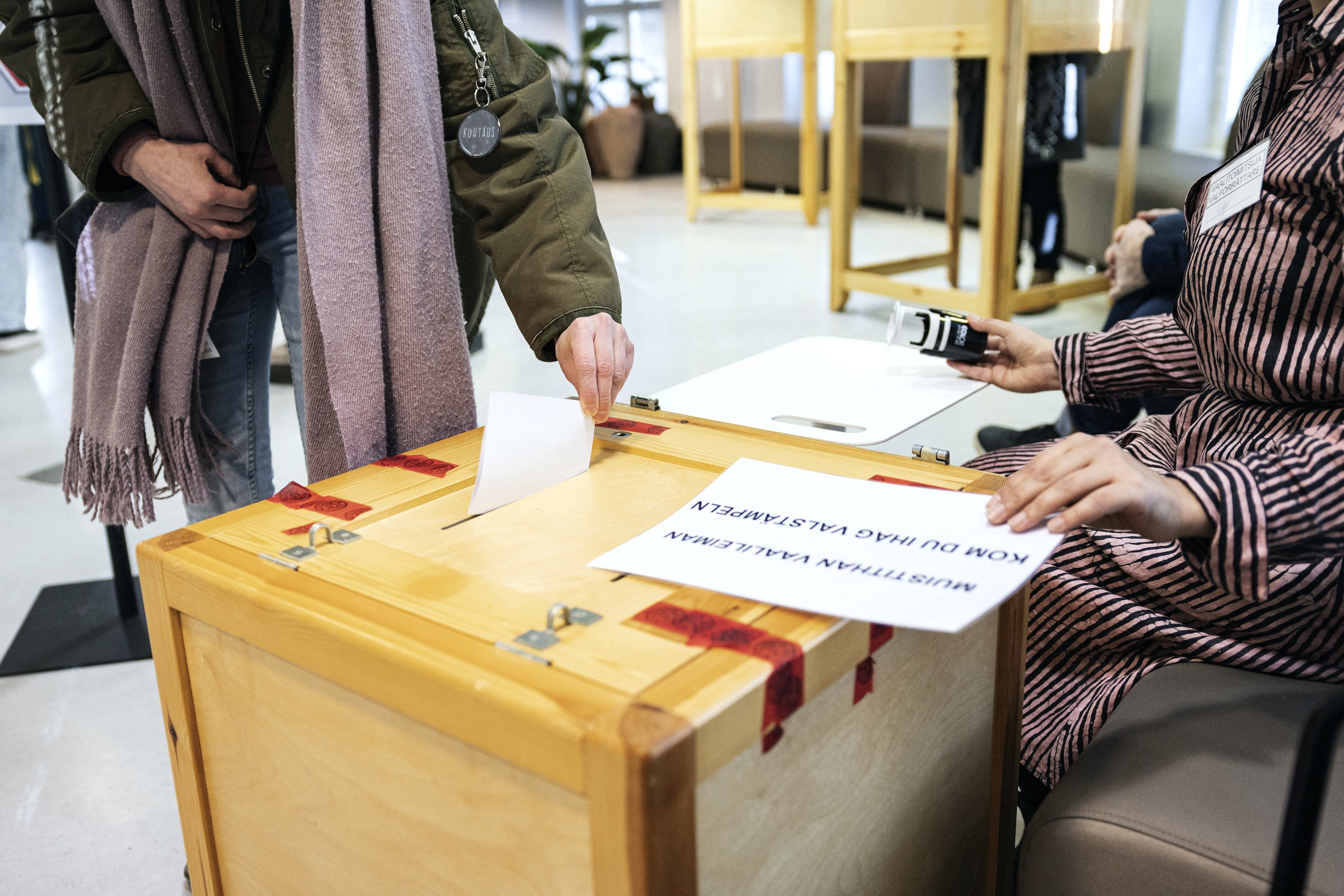 A citizen casts her vote during the parliamentary elections at the Kallio Library, in Helsinki, Finland, April 2, 2023. Photo: Reuters