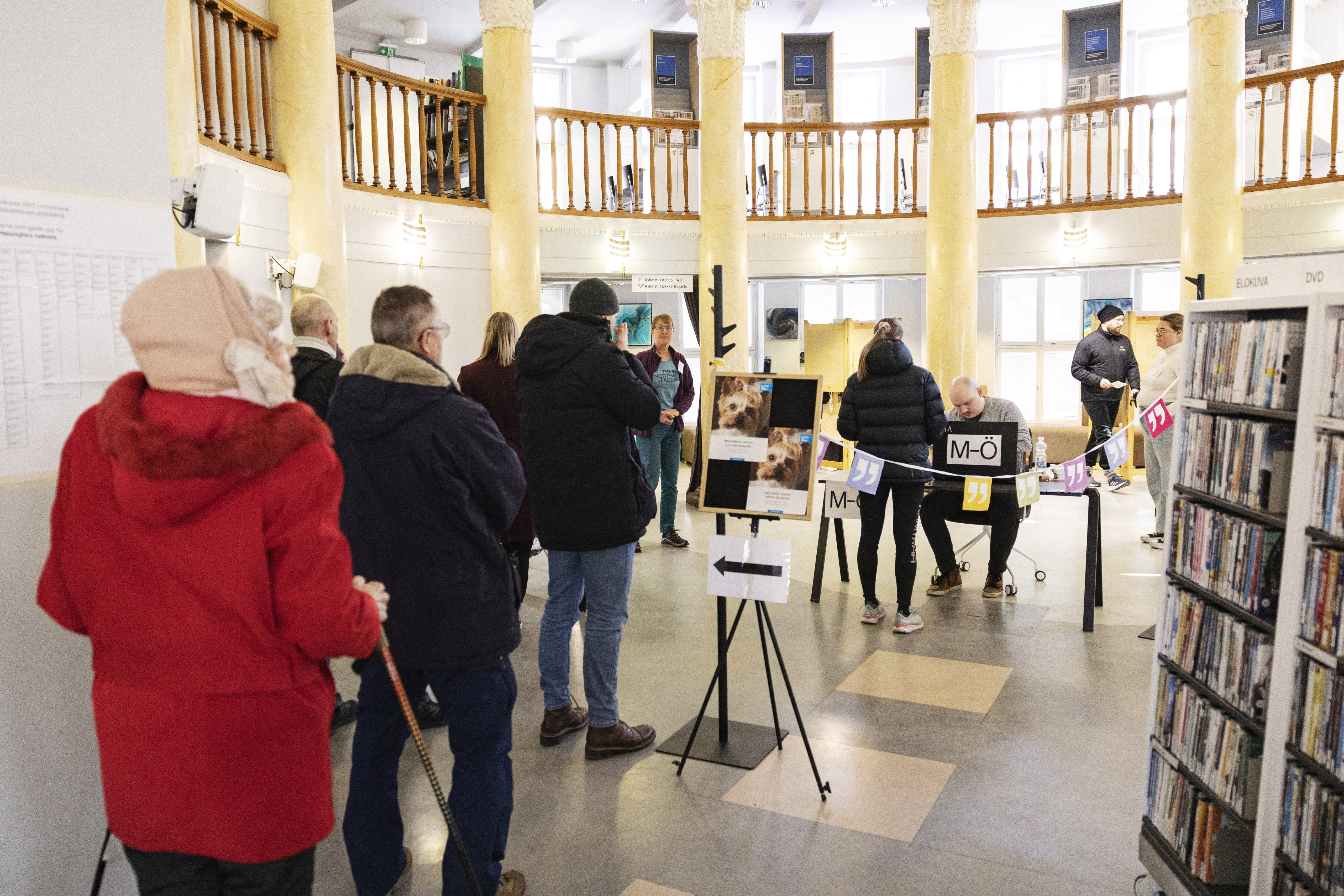 Citizens queue to vote during the parliamentary elections at the Kallio Library, in Helsinki, Finland, April 2, 2023. Photo: Reuters