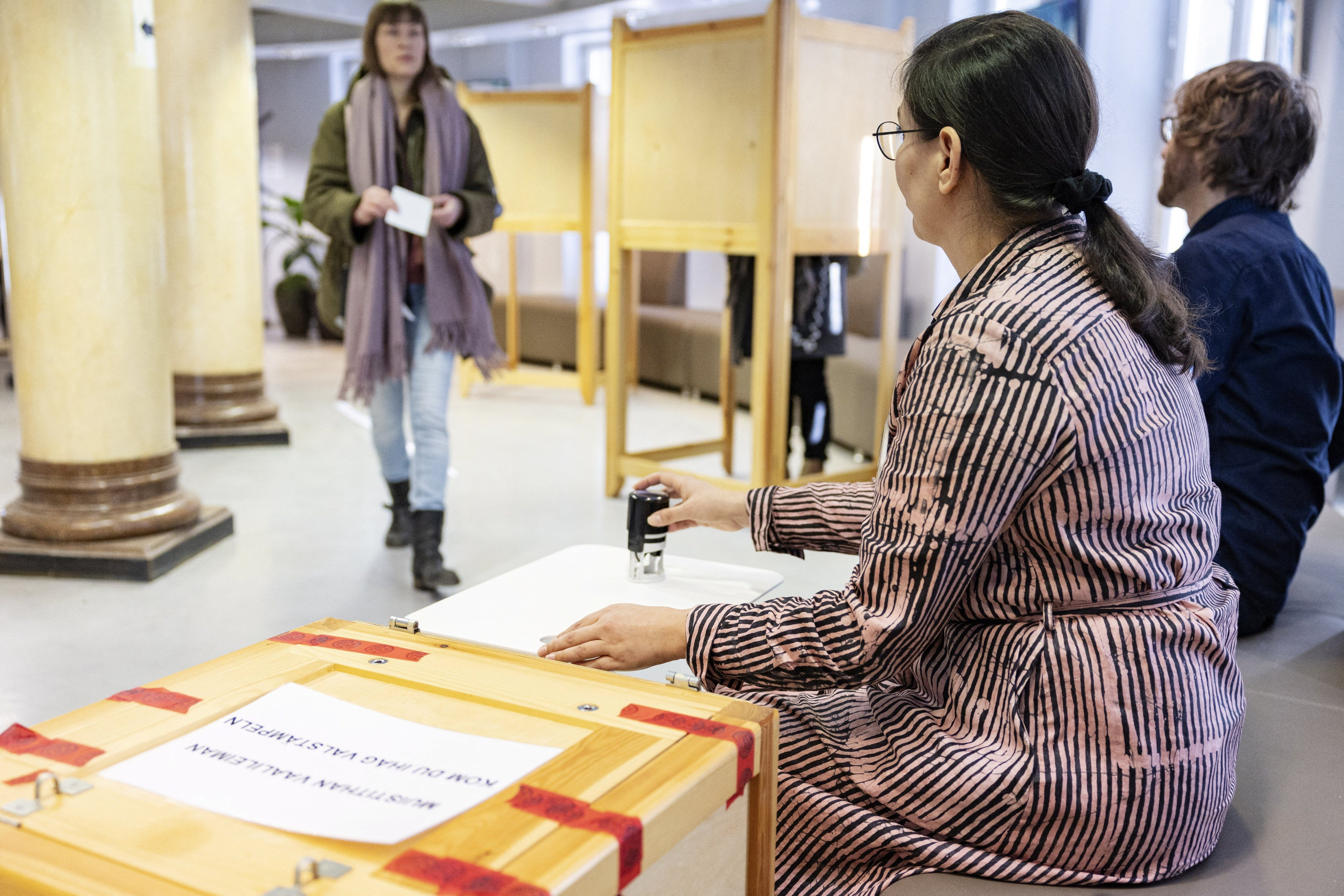 A citizen attends voting during the parliamentary elections at the Kallio Library, in Helsinki, Finland, April 2, 2023. Photo: Reuters