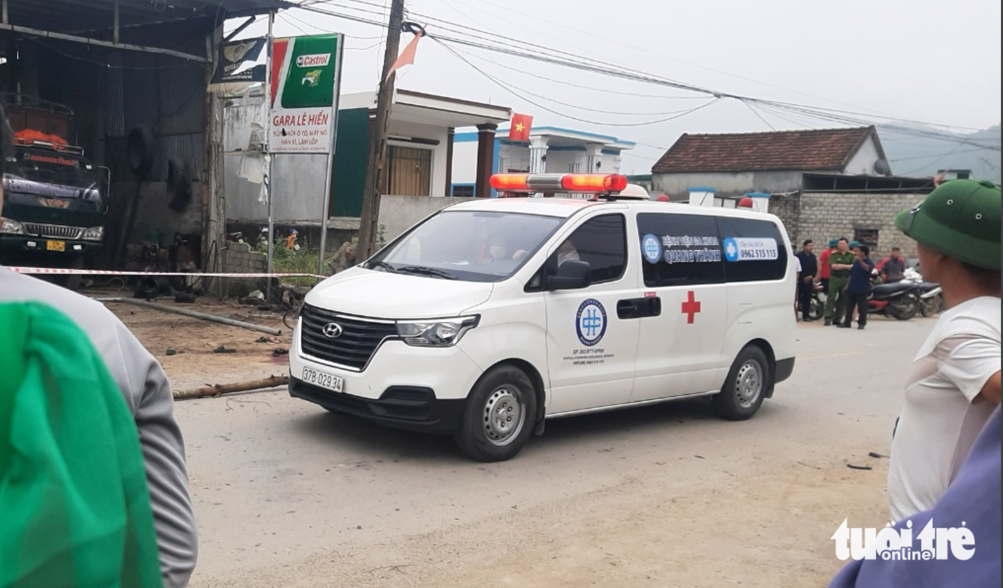 An ambulance reaches the scene of the explosion to carry the victims to a nearby hospital. Photo: N.Thang / Tuoi Tre